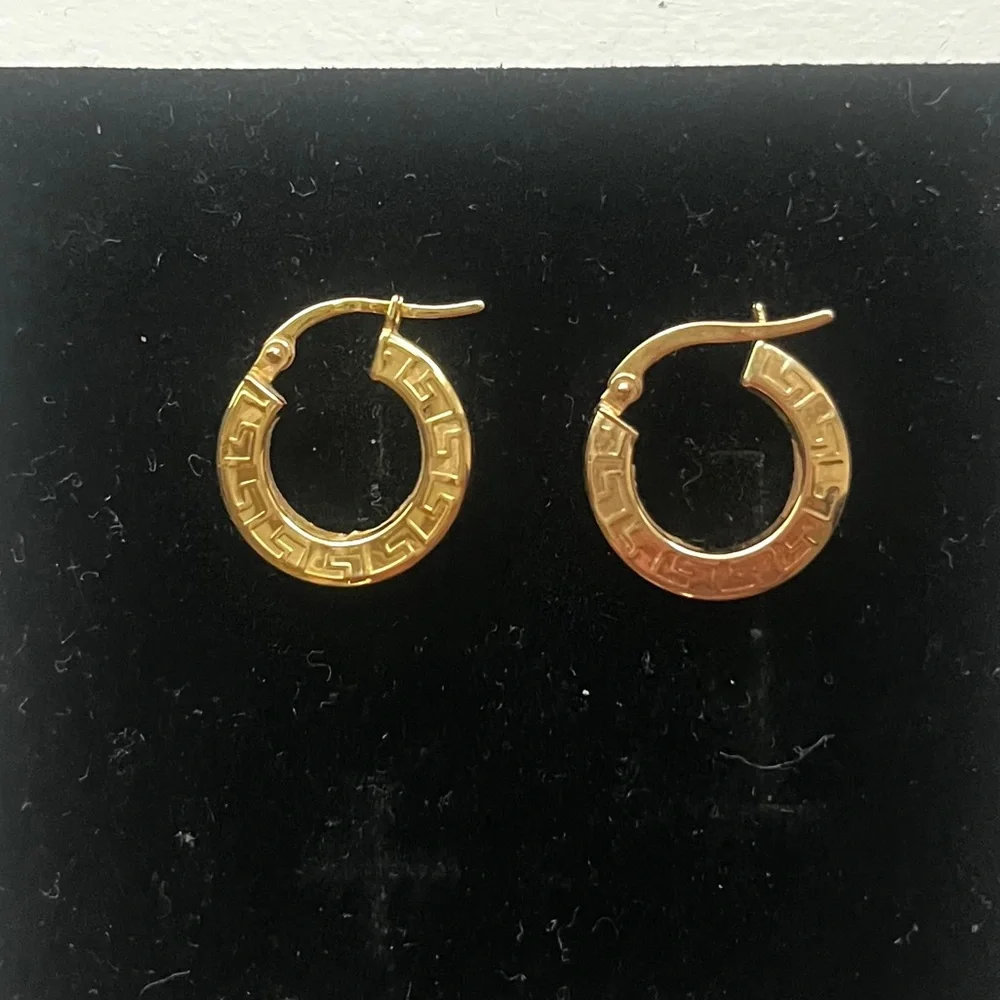 NWT 18k gold hoop snap closure earrings - Picture 10 of 17